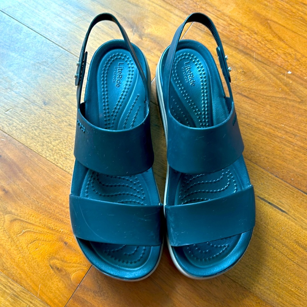 Crocs Women’s Brooklyn Low Wedges Platform Sandals